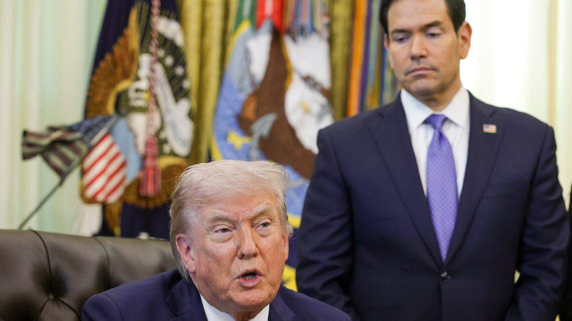 El presidente de Estados Unidos, Donald Trump (izq.), habla mientras el secretario de Estado, Marco Rubio, observa durante una reunión en el Despacho Oval de la Casa Blanca el 23 de abril de 2026 en Washington, DC.