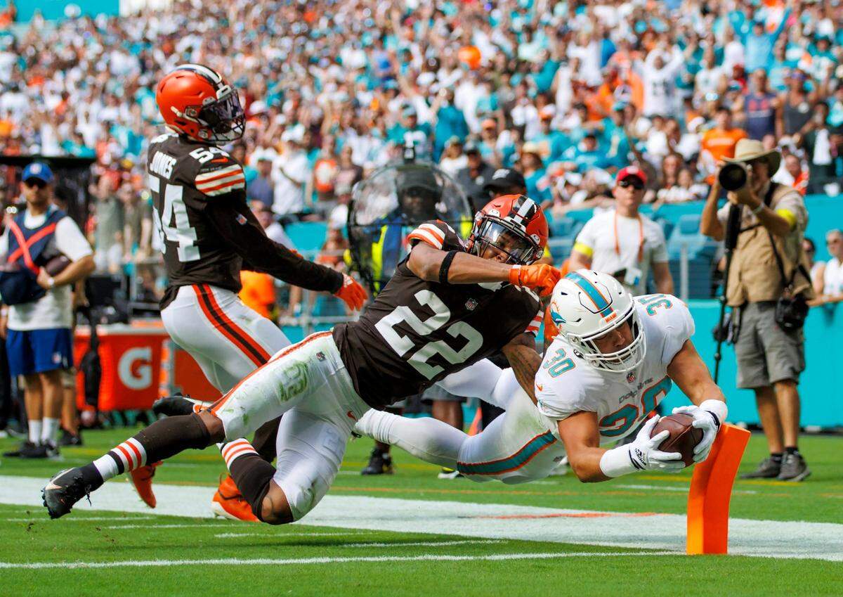El fullback de los Dolphins Alec Ingold (30) anota un touchdown en el primer cuarto del partido ante los Browns de Cleveland, celebrado el 13 de noviembre de 2022 en el Hard Rock Stadium en Miami Gardens, Florida.