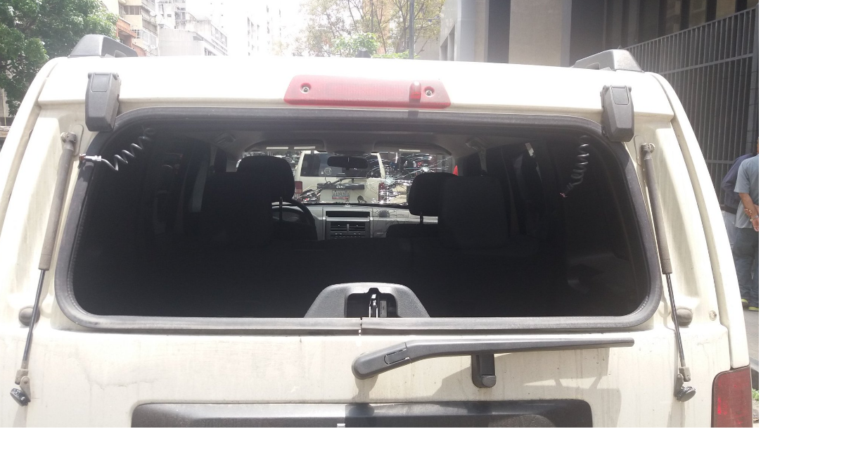 Imagen publicada por la alcaldesa de Caracas, Helen Fernández, en su cuenta de Twitter el sábado, cuando denunció un presunto ataque por grupos chavistas. 