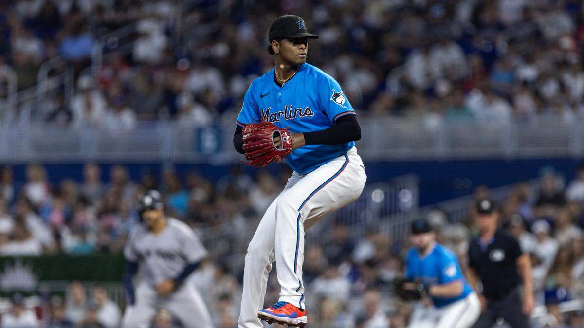 El abridor de los Marlins Edward Cabrera lanza en el primer inning del partido ante los Yankees de Nueva York, celebrado el 3 de agosto de 2025 en Miami.