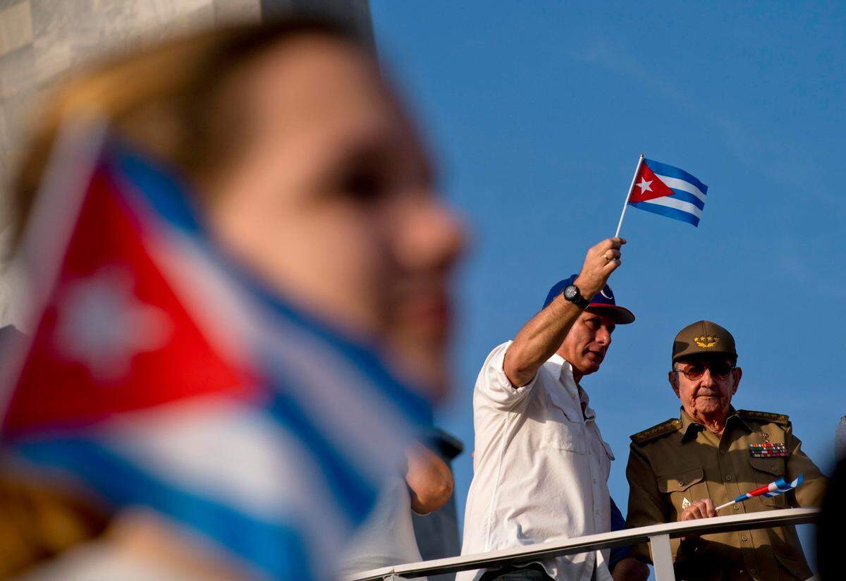 El actual presidente de Cuba, Miguel Díaz-Canel, al lado del primer secretario del Partido Comunista, Raúl Castro, durante las actividades del Primero de Mayo en La Habana en 2018.