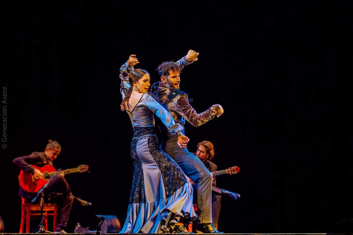 Sara Pérez y Rubén Puertas en “De Paso”. Al fondo, Jaime González y Alejandro Moreno.