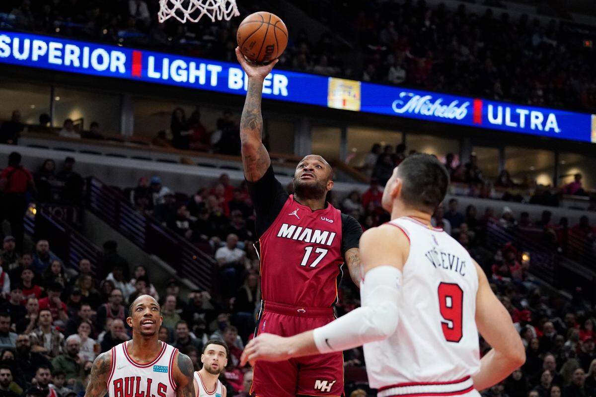 El jugador del Heat P.J. Tucker (17) tira al aro ante la defensa de los Bulls, en el partido celebrado el 2 de abril de 2022 en Chicago.