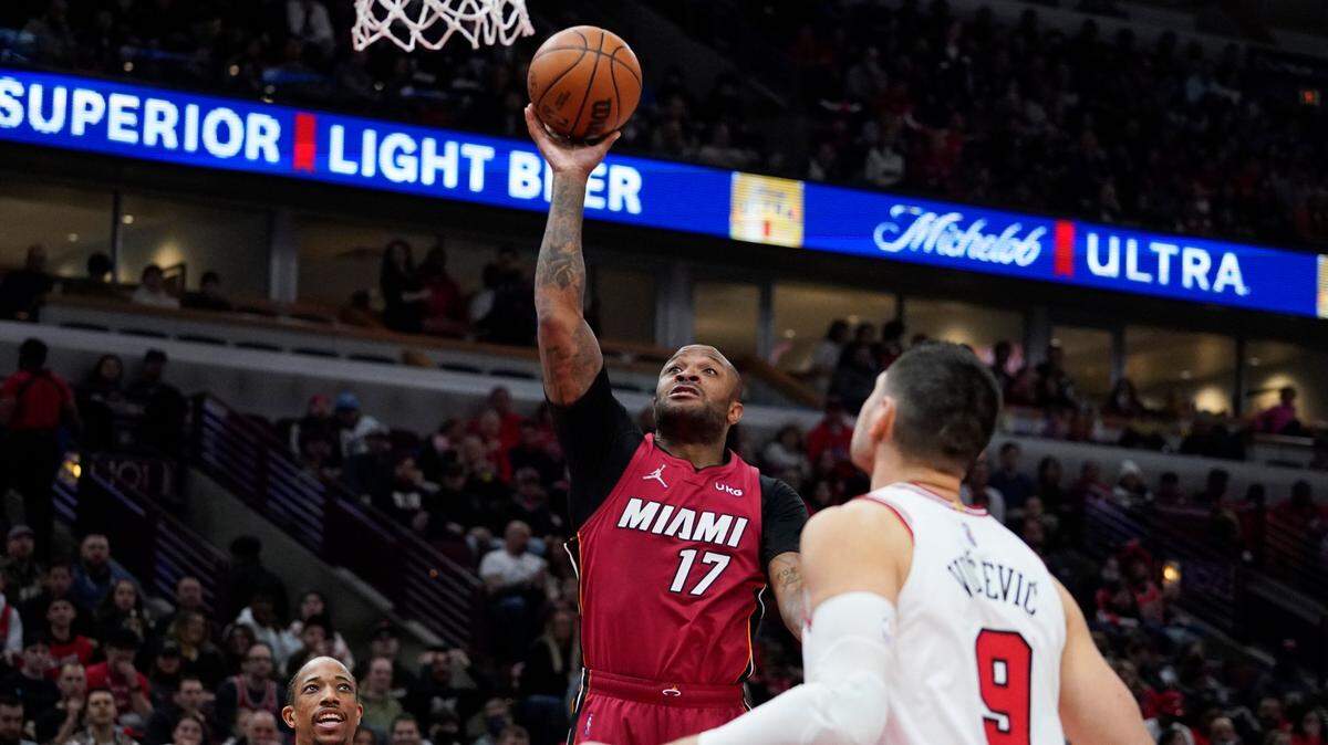 El jugador del Heat P.J. Tucker (17) tira al aro ante la defensa de los Bulls, en el partido celebrado el 2 de abril de 2022 en Chicago.