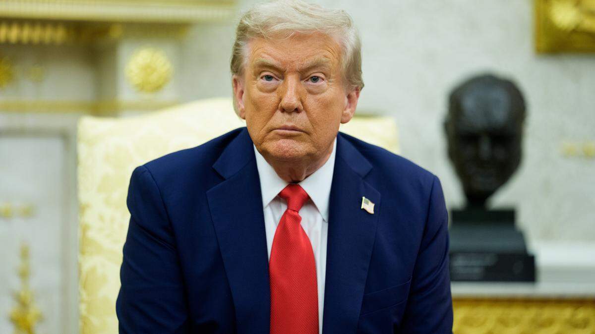 El presidente de Estados Unidos, Donald J. Trump, durante su encuentro con el presidente Volodímir Zelenski de Ucrania (no aparece en la foto) en el Despacho Oval de la Casa Blanca en Washington, DC, EE.UU., el lunes 18 de agosto de 2025.