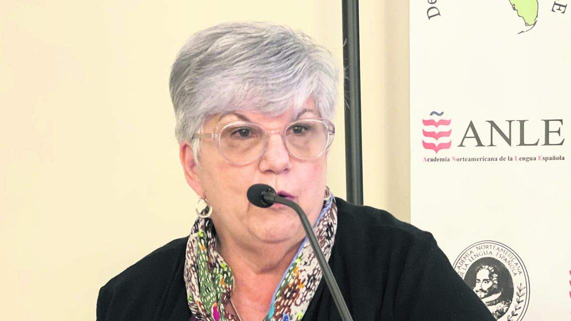 Uva de Aragón publica ‘Morir de Exilio. Lejos de Cuba’ (Eriginal Books, 2026), una segunda edición en la que incluyó otras treinta nuevas semblanzas.