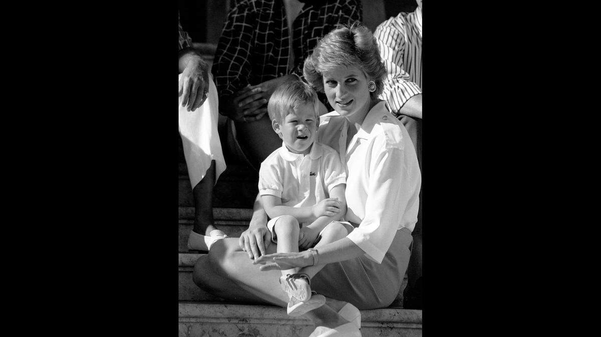La princesa de Gales Lady Di con su hijo Enrique, sentada en las escaleras del Palacio de Marivent, Palma de Mallorca.
