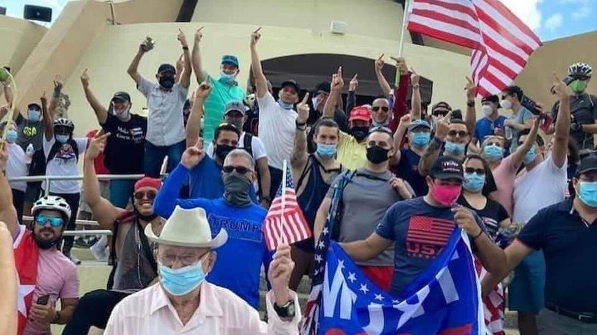 A group of supporters of Donald Trump raises the middle finger in protest against Cuban ruler Miguel Díaz-Canel, according to activist Eliécer Ávila, at the Ermita de la Caridad.