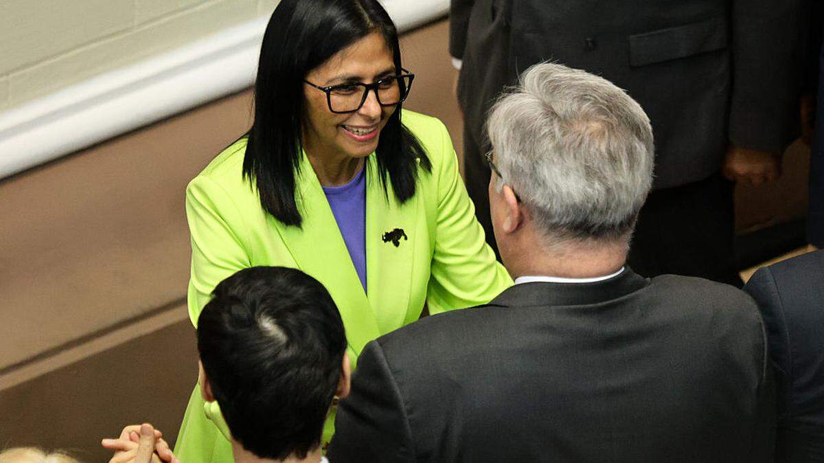 La presidenta interina de Venezuela, Delcy Rodríguez, saluda a los invitados antes de la presentación del informe del primer año de gobierno en el Palacio Federal Legislativo, el 15 de enero de 2026 en Caracas, Venezuela.
