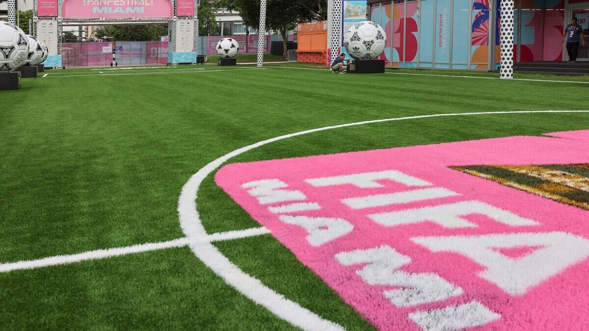 Jorge González instala pequeñas luces para las etiquetas de la exhibición de la Copa del Mundo en el FIFA Fan Festival Miami, en Bayfront Park. El Comité Organizador de Miami para la Copa Mundial de la FIFA 2026 invitó a los medios de comunicación a una jornada exclusiva de vista previa del FIFA Fan Festival Miami el miércoles 10 de junio de 2026 en Miami, Florida, ofreciendo un primer vistazo al principal punto de encuentro para cientos de miles de aficionados durante la Copa Mundial de la FIFA 2026.