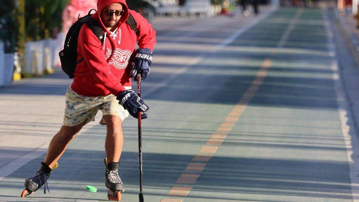 Un aficionado al hockey aprovecha el clima fresco y patina con un disco de hockey por Ocean Drive en South Beach, mientras las temperaturas frías, de entre 44 y 46 grados Fahrenheit, se extendían por el Condado Miami-Dade el 31 de diciembre de 2025.