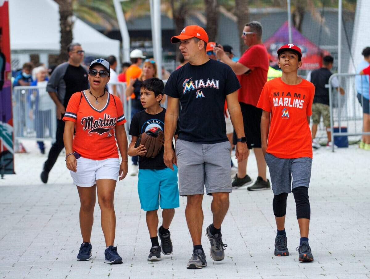 Fanáticos de los Marlins participan en las festivades en el loanDepot park Baseball, previo al partido ante los Filis de Filadelfia, celebrado el 14 de abril de 2022 en Miami.