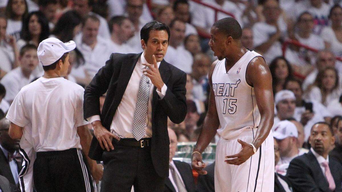 El entrenador del Heat Erik Spoelstra habla con Mario Chalmers en un partido contra los Bucks de Milwaukee, celebrado el 21 de abril de 2013 en Miami.