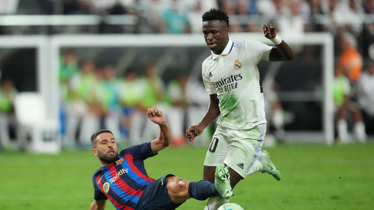El defensa de Barcelona Jordi Alba y el delantero del Real Madrid Vinicius luchan por la pelota en el partido amistoso celebrado el 23 de julio de 2022 en Las Vegas.