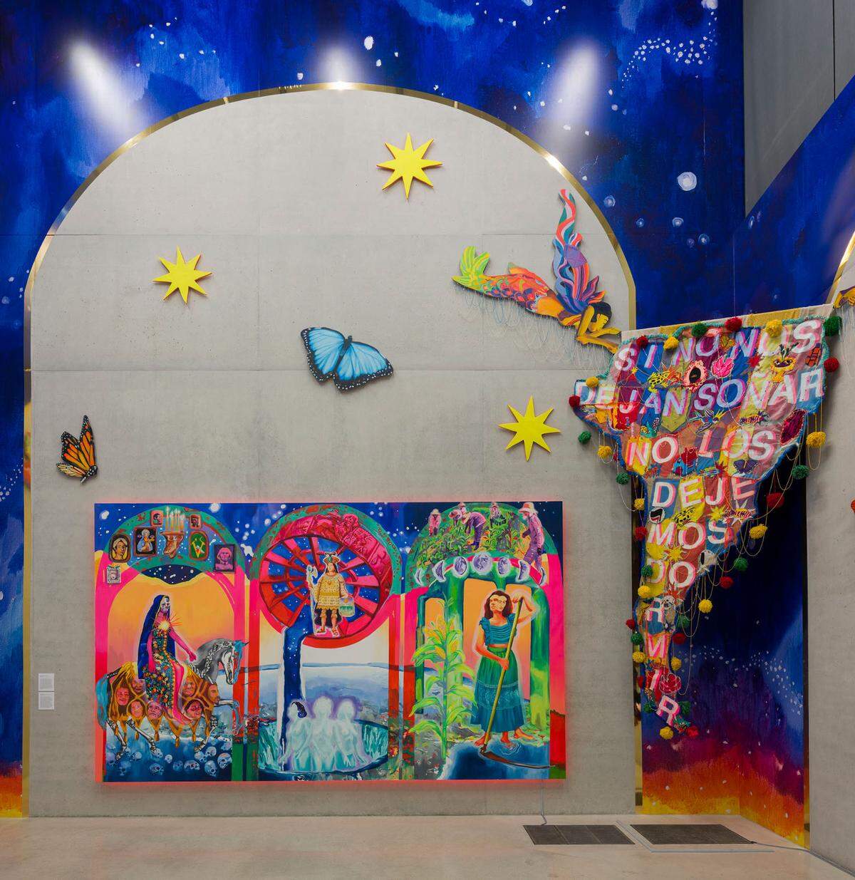 Parte de la instalación ‘No los dejemos dormir’ (Let’s Not Let Them Sleep), 2023, yute, lana, hilo, fieltro, tul, acrílico y cuentas, 175 x 90 pulgadas.