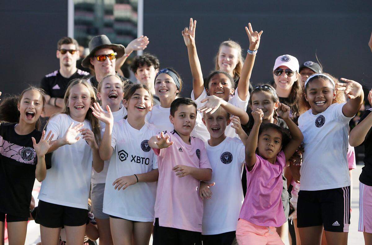 Los miembros del club Fort Lauderdale Select Sports y fanáticos del Inter Miami posan antes del debut de temporada del equipo ante el Chicago Fire, el sábado 26 de febrero de 2022 en el DRV PNK Stadium en Fort Lauderdale.