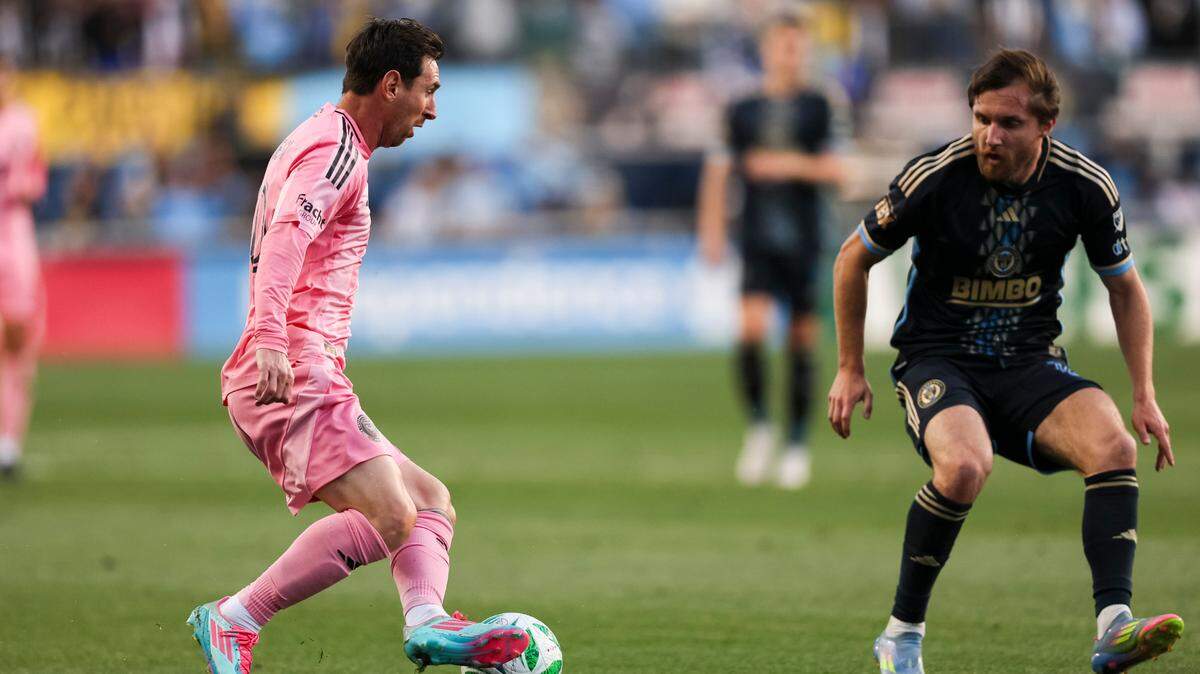 El delantero del Inter Miami, Lionel Messi (10), dribla al mediocampista del Philadelphia Union, Indiana Vassilev (19), durante la primera mitad en el Subaru Park, el 24 de mayo de 2025 en Chester, Pensilvania. Crédito obligatorio: Caean Couto-Imagn Images