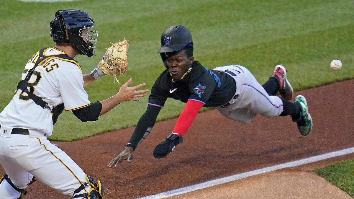 El receptor de los Piratas Jacob Stallings pone out en home al jugador de los Marlins de Miami José Devers, en el partido celebrado el 4 de junio de 2021 en Pittsburgh.
