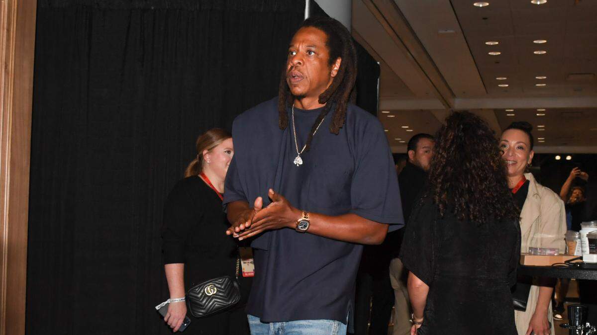 El rapero Jay-Z negó este domingo las acusaciones de que había violado a una mujer cuando era menor de edad calificando la demanda como un intento de extorsión.