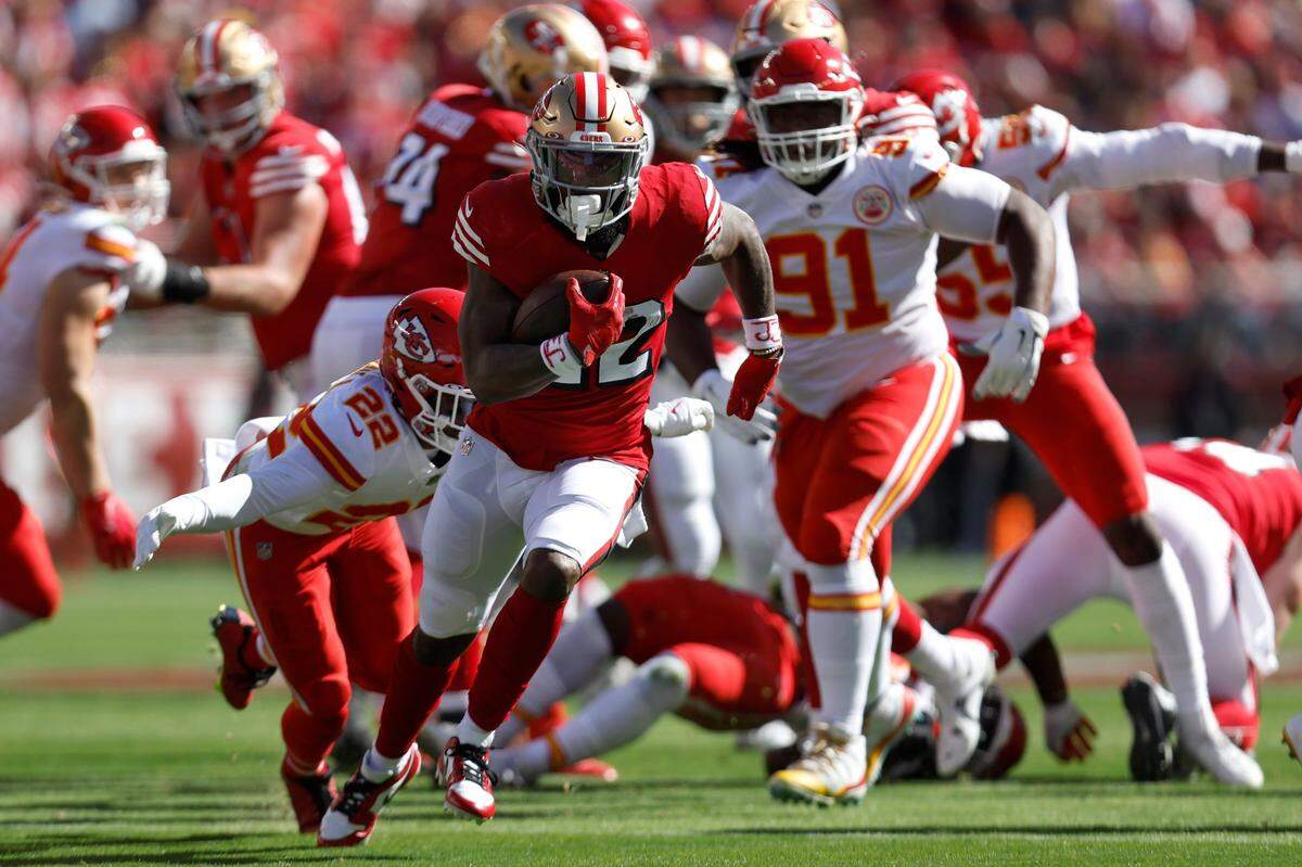 El running back de los 49ers Jeff Wilson Jr. corre con el ovoide en el partido ante los Chiefs de Kansas City, celebrado el 23 de octubre de 2022 en Santa Clara, California.