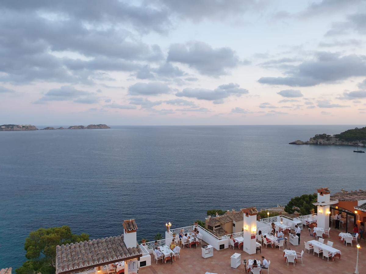 Mallorca, cenando con el inmenso Mediterráneo al lado al anochecer, un día de agosto de 2020, bien separaditos por la pandemia.