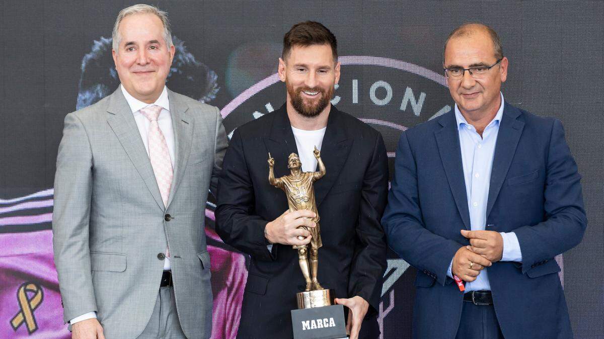 El copropietario del Inter Miami Jorge Mas (izq.), Lionel Messi y el director de Marca Juan Ignacio Gallardo posan en la ceremonia donde se le otorgó el Premio Marca América al astro argentino que lo distingue como el jugador con más títulos en la historia del fútbol, el 17 de octubre de 2024 en el Chase Stadium en Fort Lauderdale, Florida.
