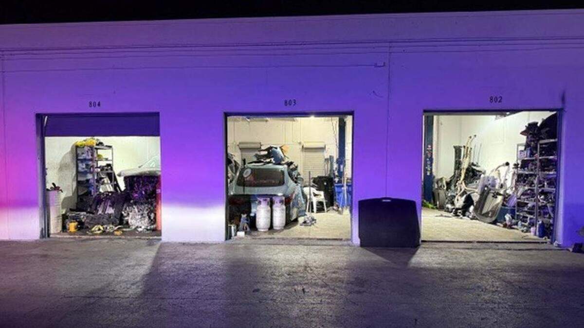 Un rastreador GPS ayudó a la policía de Medley a localizar un almacén ubicado en el 7450 NW 74 Avenue, donde se desmantelaban Infinitis robados. Un sospechoso fue arrestado.