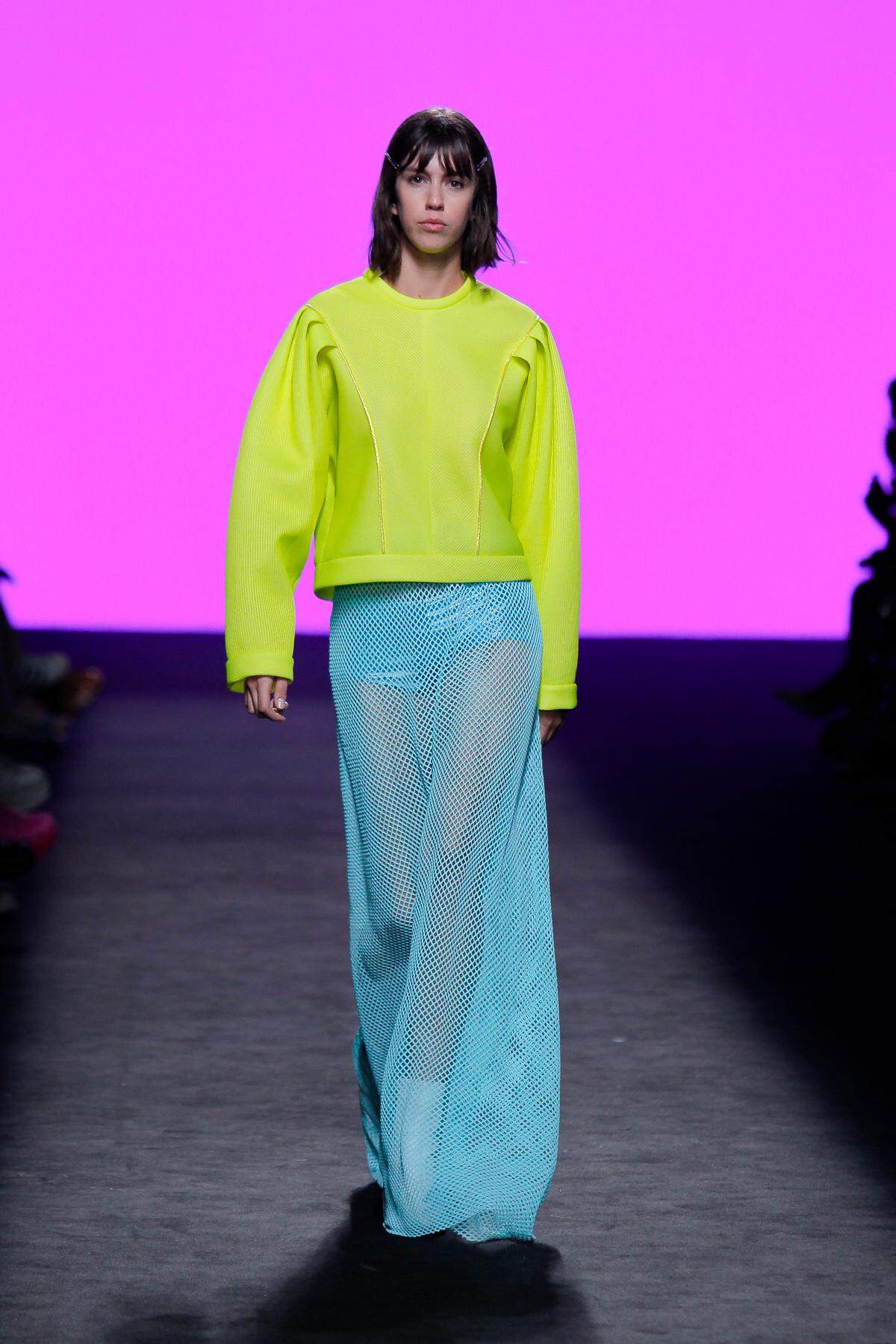 El color, como siempre, aporta a la identidad de la moda de Custo Barcelona.