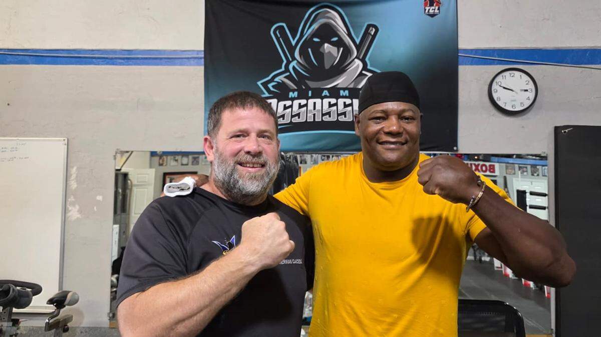El veterano boxeador cubano de 45 años Luis Ortiz enfrenta a Phillip Penson en la cartelera “Night of Champions’’, el 19 de septiembre en Orlando. A su lado el entrenador Germán Caicedo.
