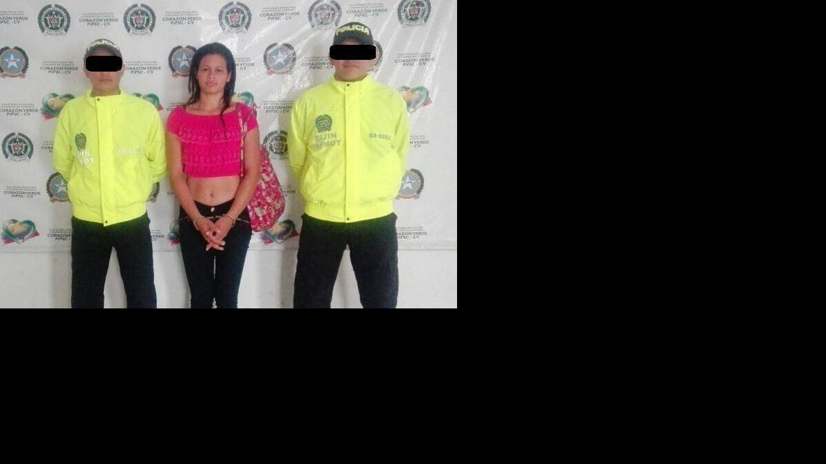 Yury Patricia Sánchez, alias “La Diabla”, junto a dos efectivos de la policía colombiana, tras su arresto. 