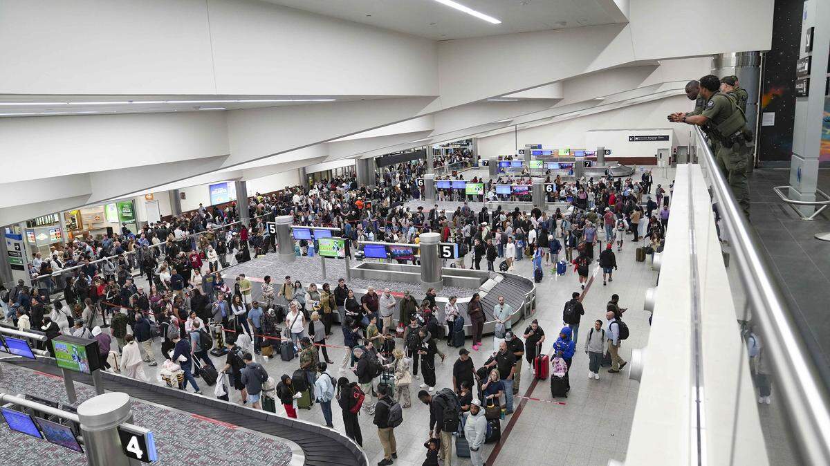 El acuerdo, que según los senadores republicanos podría alcanzarse a final de esta semana, implicaría la financiación de las numerosas agencias que dependen del DHS, incluidas las que afectan a la seguridad de los aeropuertos.