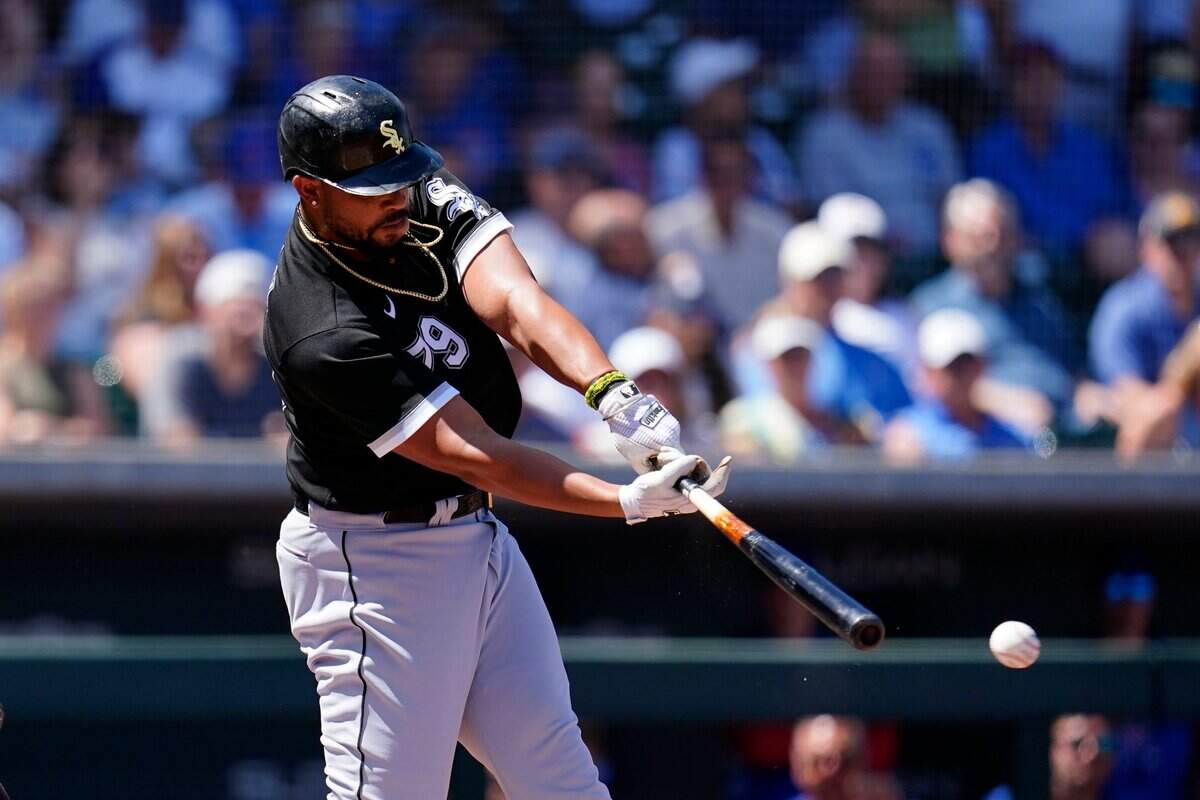 El primera base los Medias Blancas José Abreu batea en el partido de pretemporada contra los Cachorros de Chicago, el 4 de abril de 2022 en Mesa, Arizona.