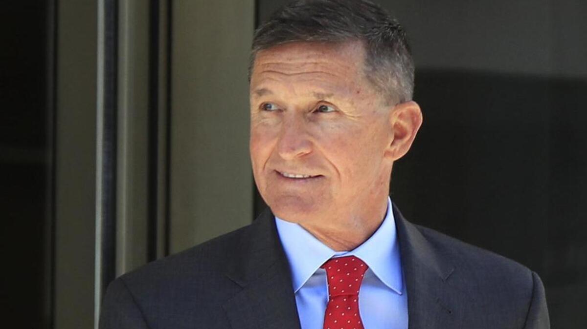 En esta foto de archivo del 10 de julio de 2018, el ex asesor de seguridad nacional de Trump, Michael Flynn, abandona el tribunal federal en Washington, luego de una audiencia de estado.