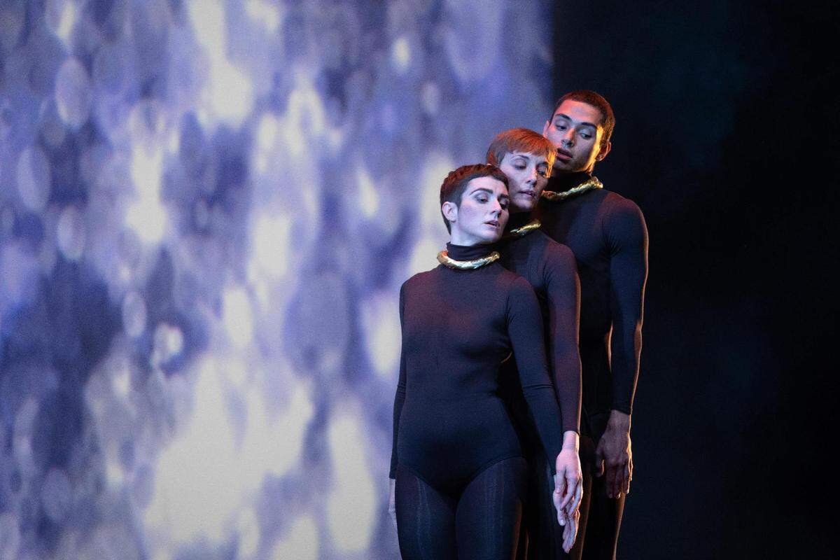 Meredith Barton (al frente), Amy Trieger e Isaiah González en “Abracadabra” de Brigid Baker. 