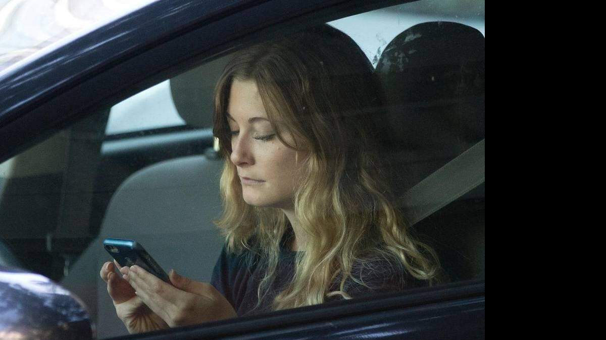 En esta foto de archivo de 2016, una conductora utiliza su teléfono móvil en su auto en Sacramento, California. Rich Pedroncelli- AP 
