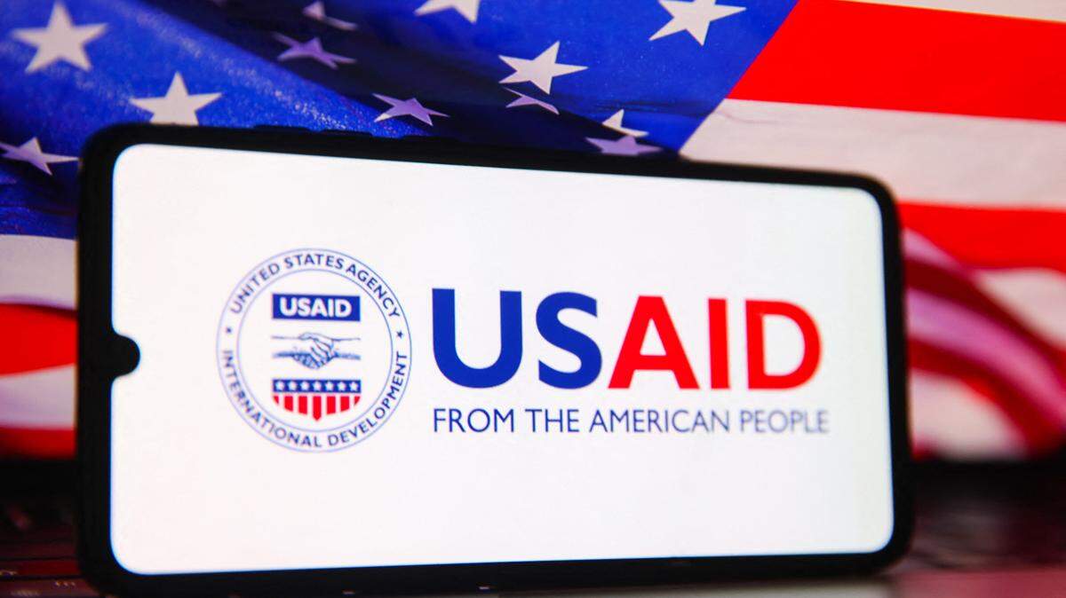 El emblema de la Agencia de los Estados Unidos para el Desarrollo Internacional (USAID) se muestra en la pantalla de un teléfono móvil como ilustración en Cracovia, Polonia, el 4 de febrero de 2025.