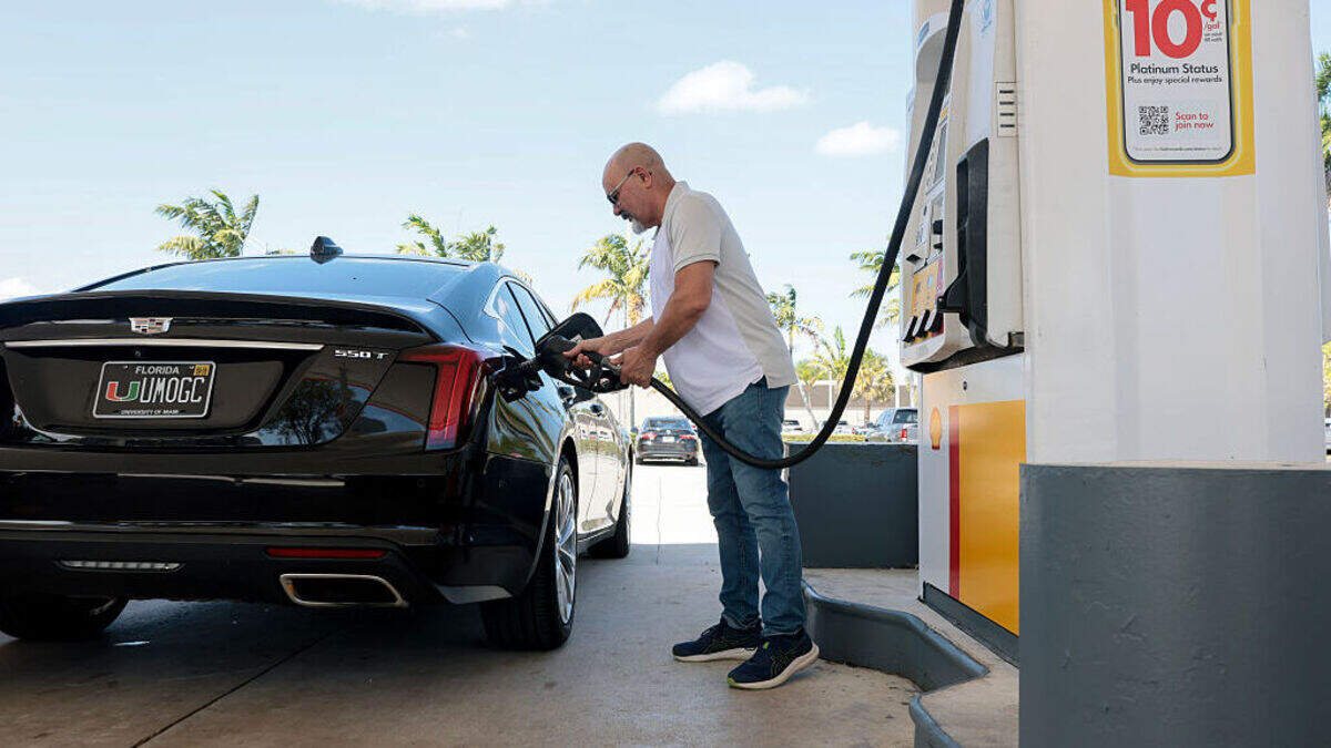 El precio de la gasolina aumentó en Miami, Fort Lauderdale y Palm Beach durante la semana que terminó el domingo 28 de julio de 2026. En la foto de archivo, un hombre llena el tanque de gasolina de su auto en una estación de servicio en Miami, el 13 de abril de 2026.
