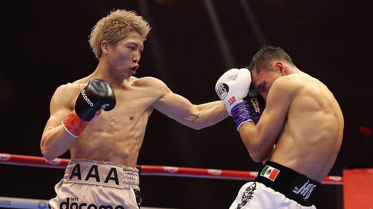 El boxeador japonés Naoya Inoue (izq.) retuvo sus títulos mundiales del peso supergallo al vencer por decisión unánime al mexicano Alan David Picasso, el sábado en Riad, Arabia Saudita.