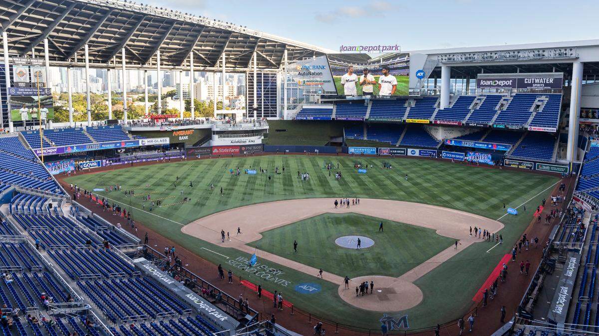 Los fanáticos caminan por el campo durante el FanFest de los Miami Marlins en el parque LoanDepot el sábado 8 de febrero de 2025, en Miami, Florida.