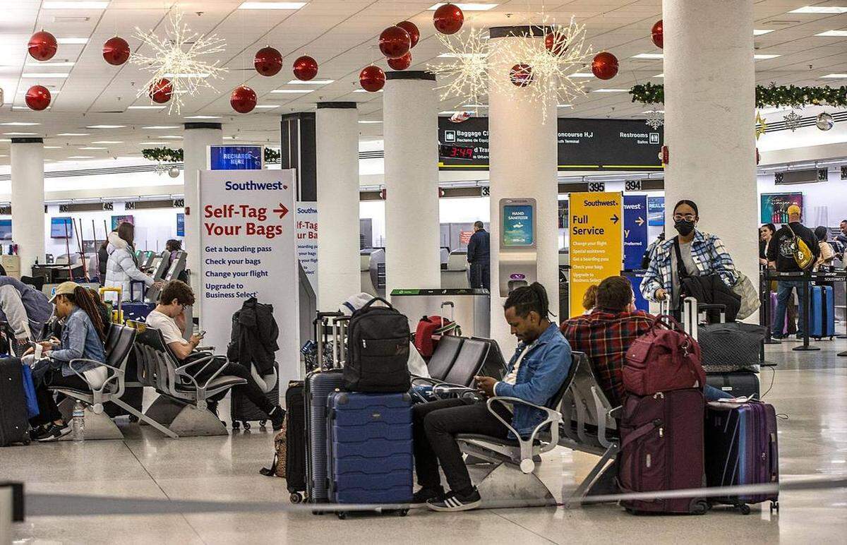 En esta foto de archivo del 27 de diciembre de 2022, los pasajeros esperan en pasillos del Aeropuerto de Miami.