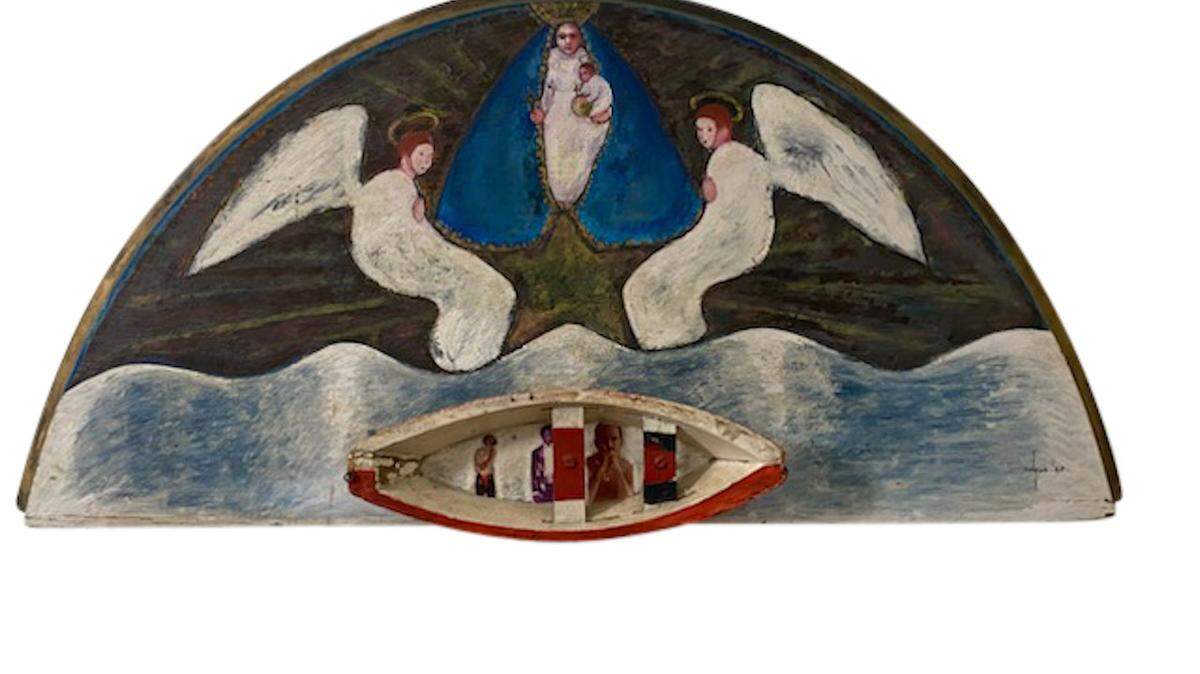 “Virgen de La Caridad con tres marielitos”, 1987. Técnica mixta sobre hoja de mesa vintage con barco de madera, 38 x 76 x 5.7 pulgadas. Donación de la Colección Andrés Fernández al artista.