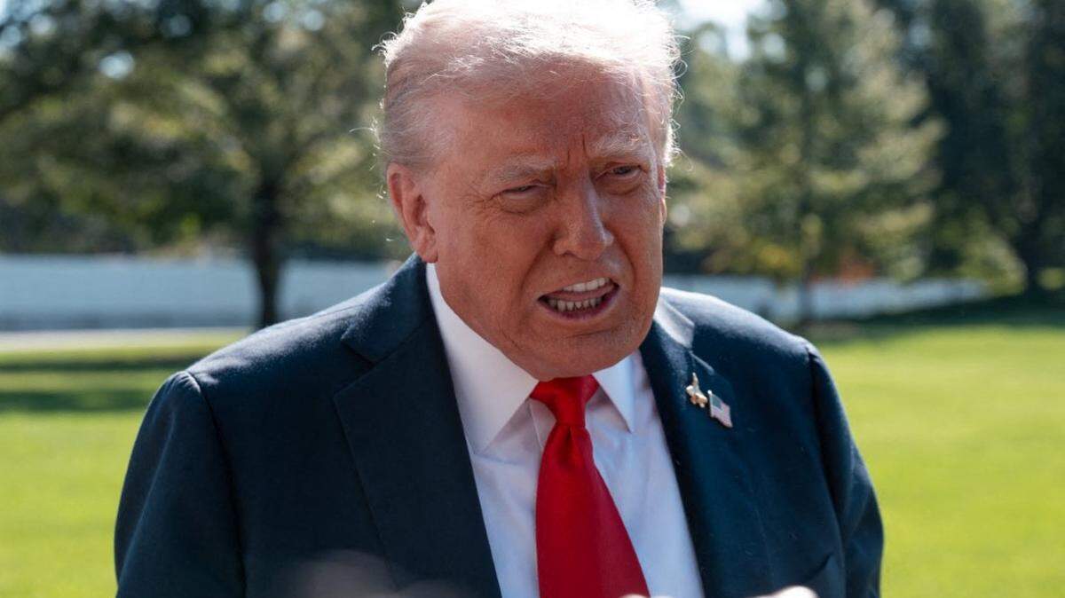 El presidente Donald Trump responde preguntas de la prensa de la Casa Blanca mientras aborda su helicóptero para un vuelo a Norfolk, Virginia, el 5 de octubre de 2025.