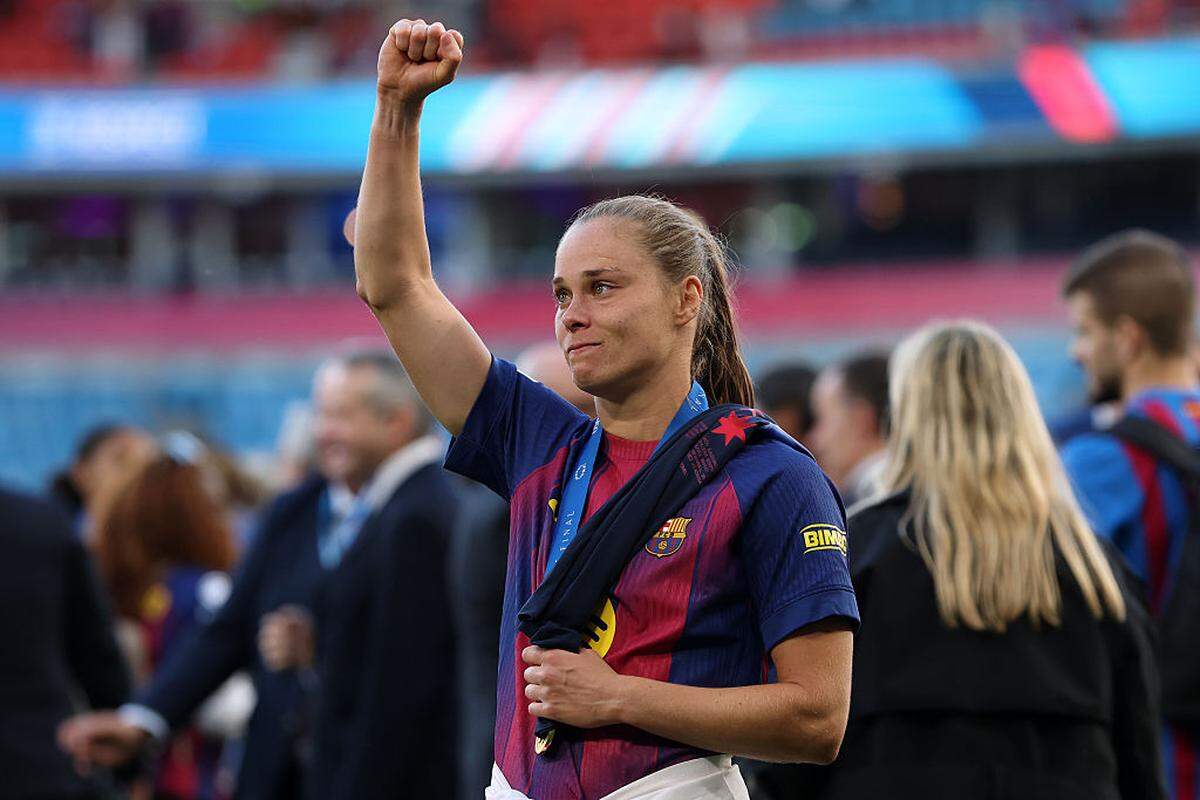 Ewa Pajor, del FC Barcelona, celebra con su medalla tras la victoria durante el partido de la final de la Liga de Campeones Femenina de la UEFA 2026.