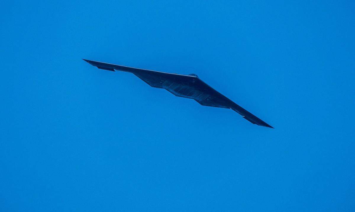 Un Northrop B-2 de la USAF sobrevuela South Beach mientras el Hyundai Air & Sea Show regresa para su octavo Saludo Nacional anual a los Héroes de Estados Unidos en Miami Beach, el sábado 25 de mayo de 2024.