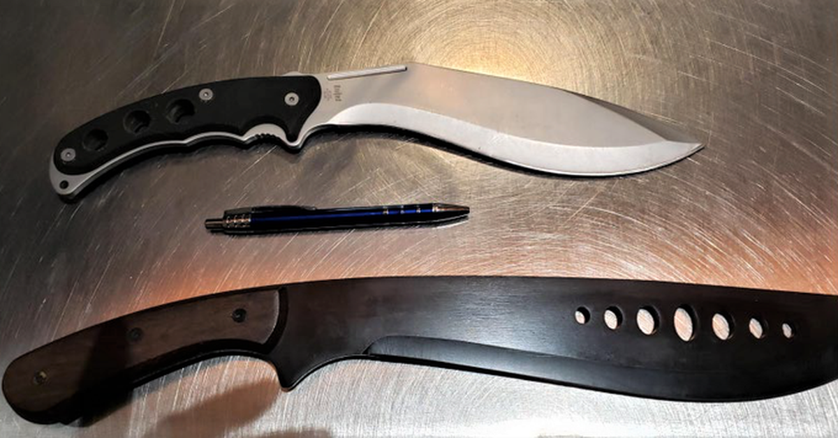 Agentes detectaron dos cuchillos en el bolso de mano de un hombre en el puesto de control de seguridad en el aeropuerto de Boston.