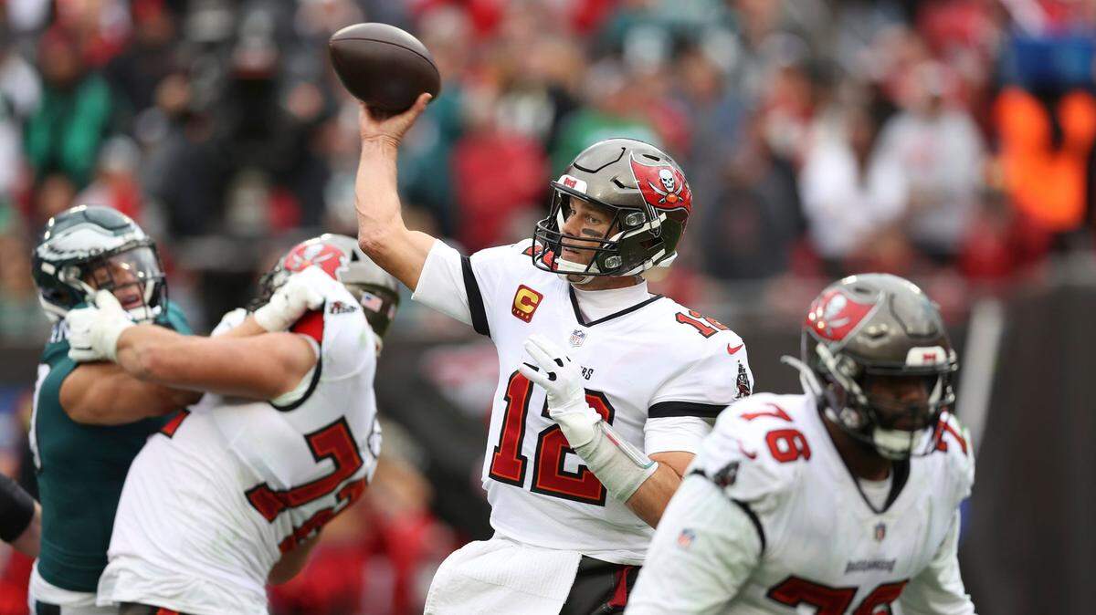 Tom Brady lanzó para 271 yardas y dos pases de anotación para ayudar a los Buccaneers de Tampa Bay en el inicio de la búsqueda por regresar al Super Bowl al dominar 31-15 a los Eagles de Filadelfia el domingo en la ronda de comodines de la Conferencia Nacional.