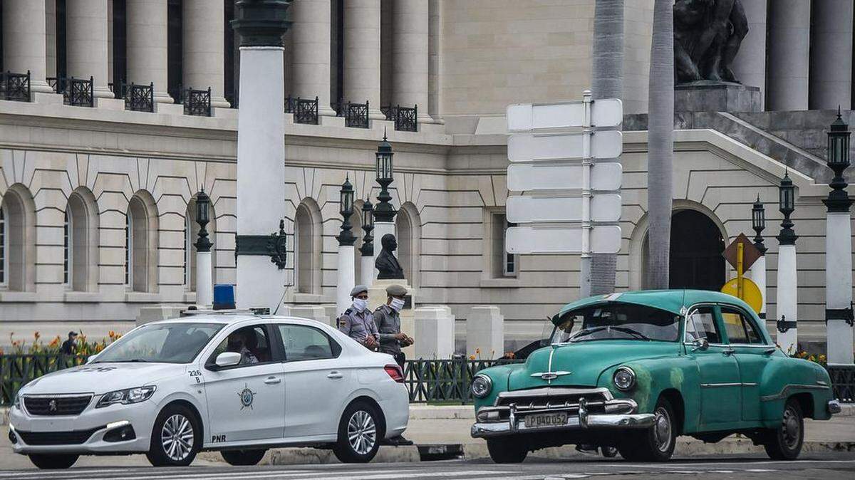Policías cubanos montan guardia frente al Capitolio de Cuba en La Habana, el 15 de noviembre de 2021. ADALBERTO ROQUE / AFP a través de Getty Images