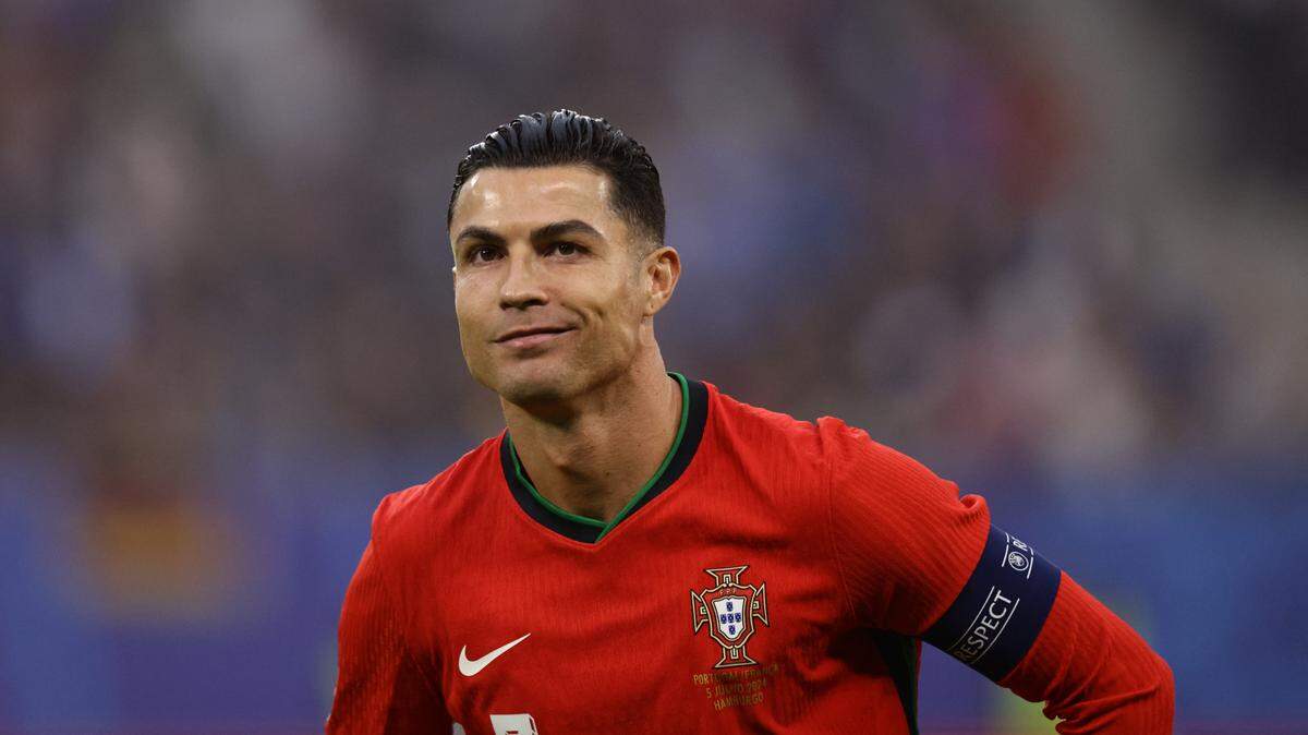 Cristiano Ronaldo de Portugal se prepara para el partido de cuartos de final de la Eurocopa 2024 entre Francia y Portugal en el estadio Volksparkstadion de Hamburgo, Alemania. 