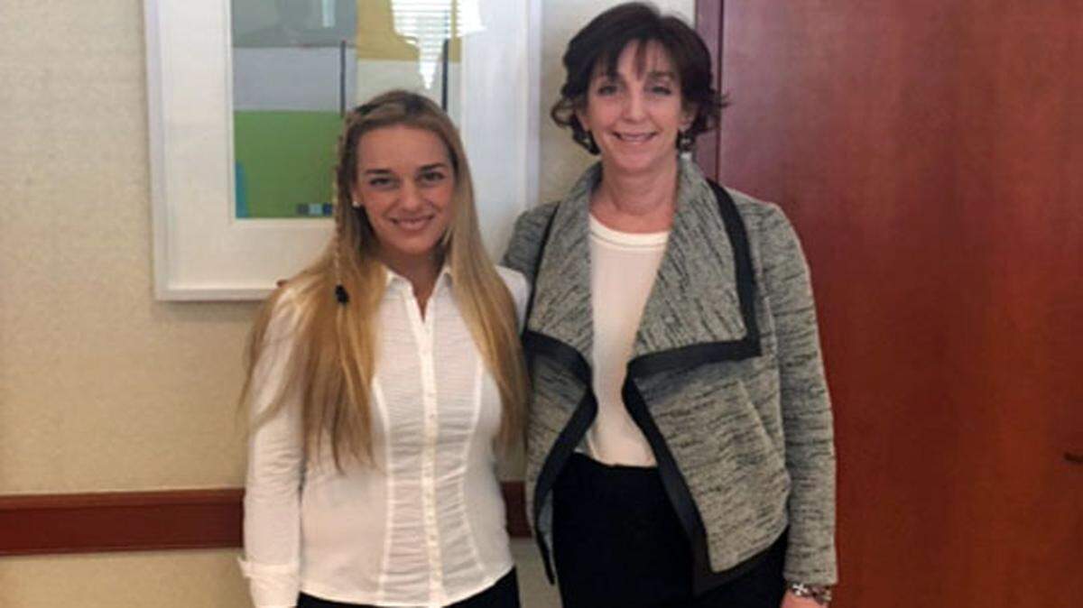  Jacobson publicó la fotografía en la que posa junto a Tintori en su cuenta oficial de la red social Twitter.