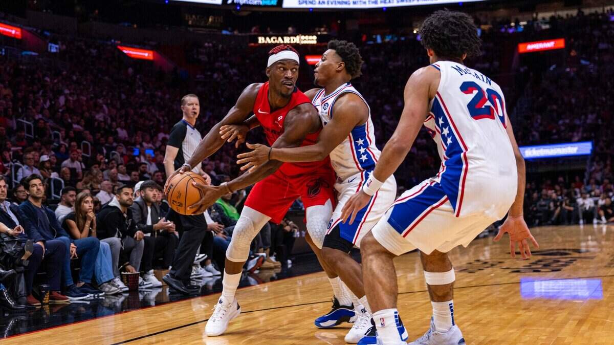 El astro del Heat Jimmy Butler (izq.) trata de entrar al aro ante la marca de Kyle Lowry, de los 76ers de Filadelfia, en el partido celebrado el 18 de noviembre de 2024 en Miami.